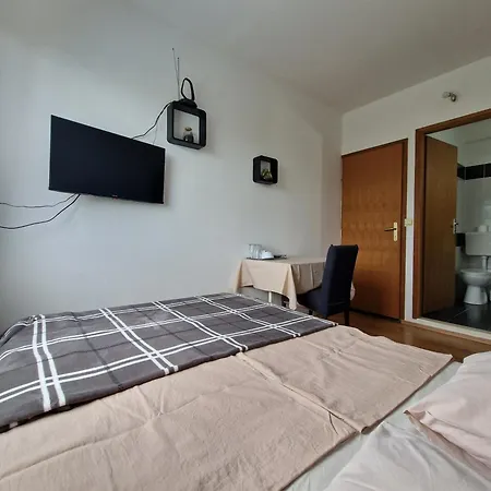 Ensuite Гостевой дом Сплит